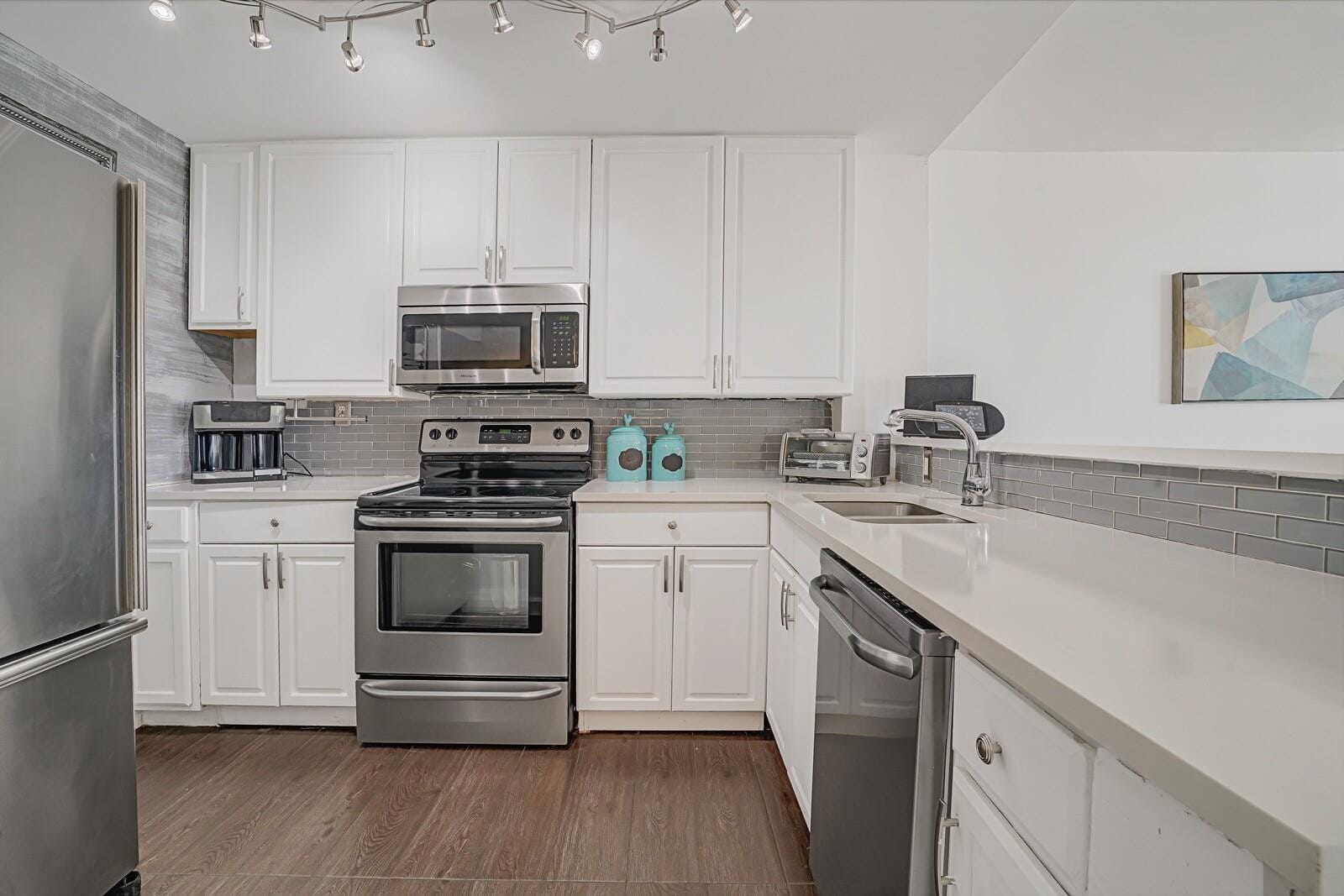 1609 N Riverside Drive 304 — photo 4