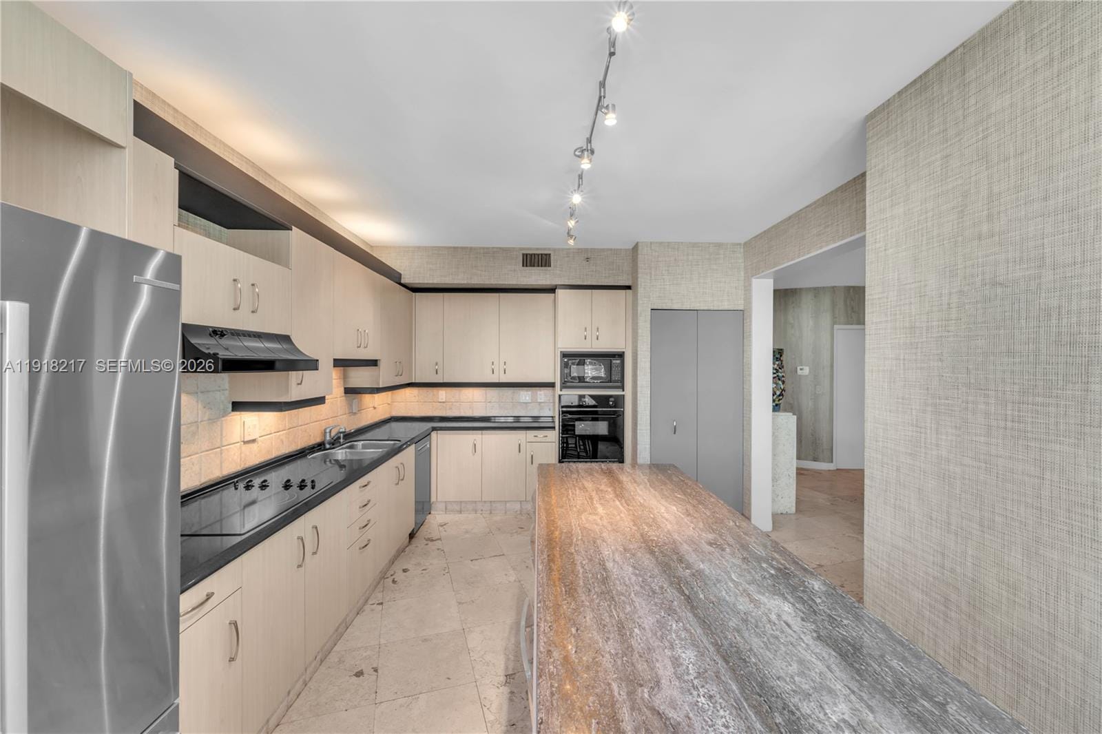 300 S Pointe Drive 906 — photo 10