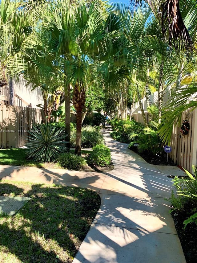614 Executive Center Drive 104, sold in Lake Place, West Palm Beach, FL