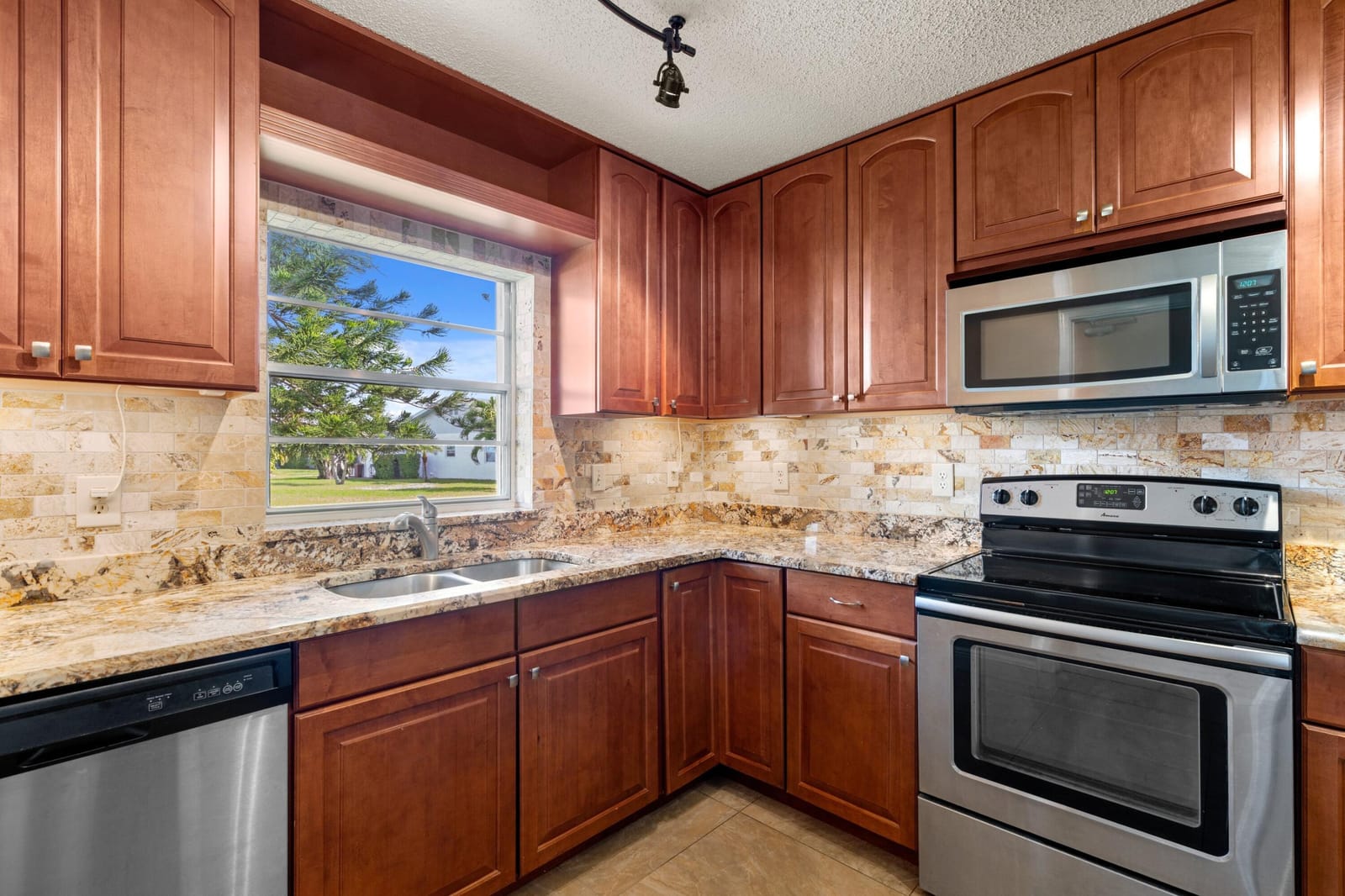 3832 Rowena Circle — photo 5