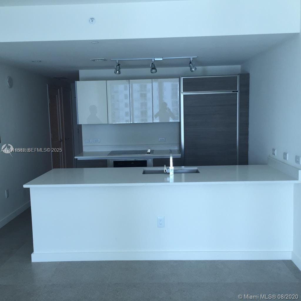 1100 S Miami Avenue 2911 — photo 2