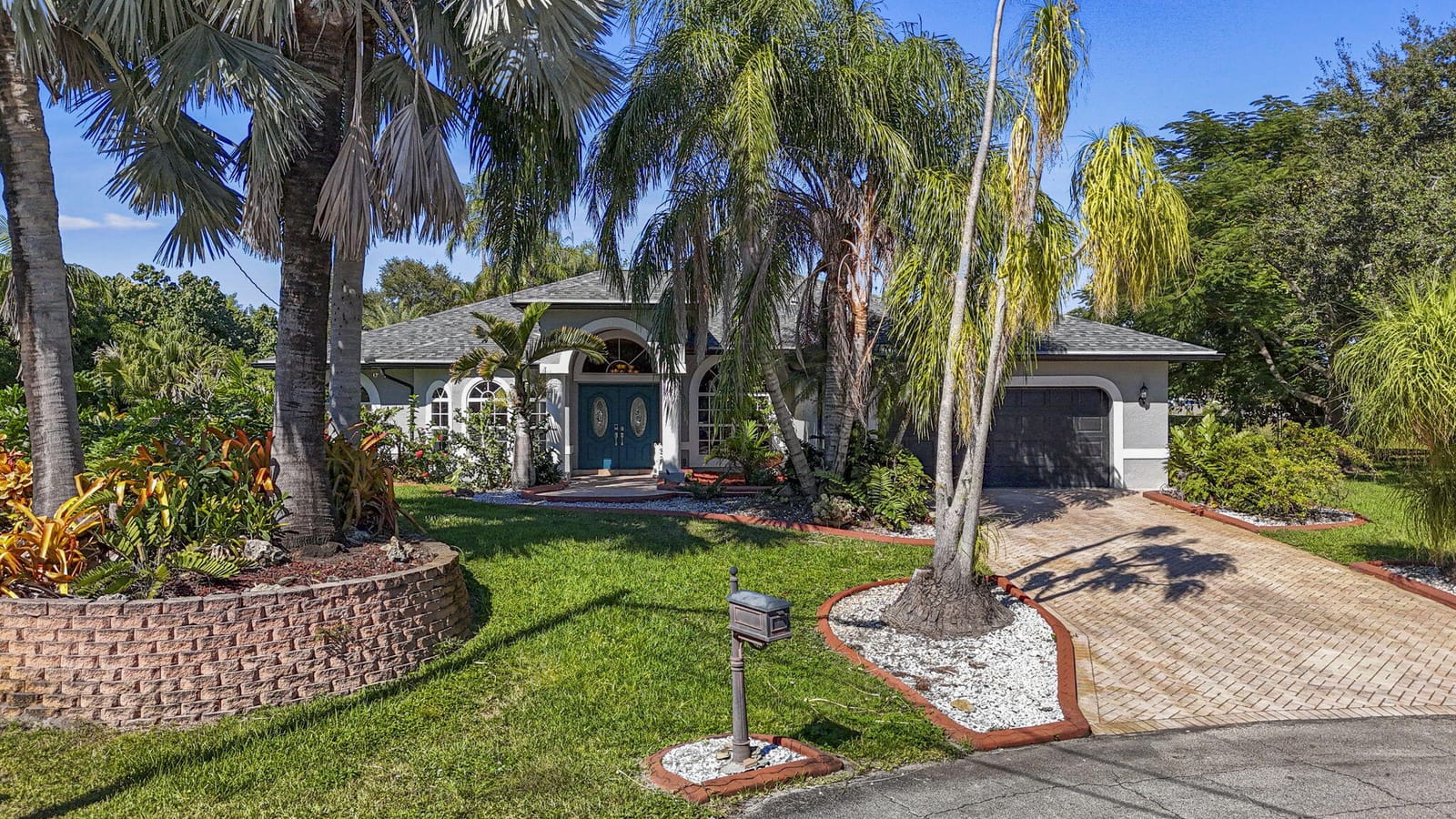 140 SW Mark Court — photo 3