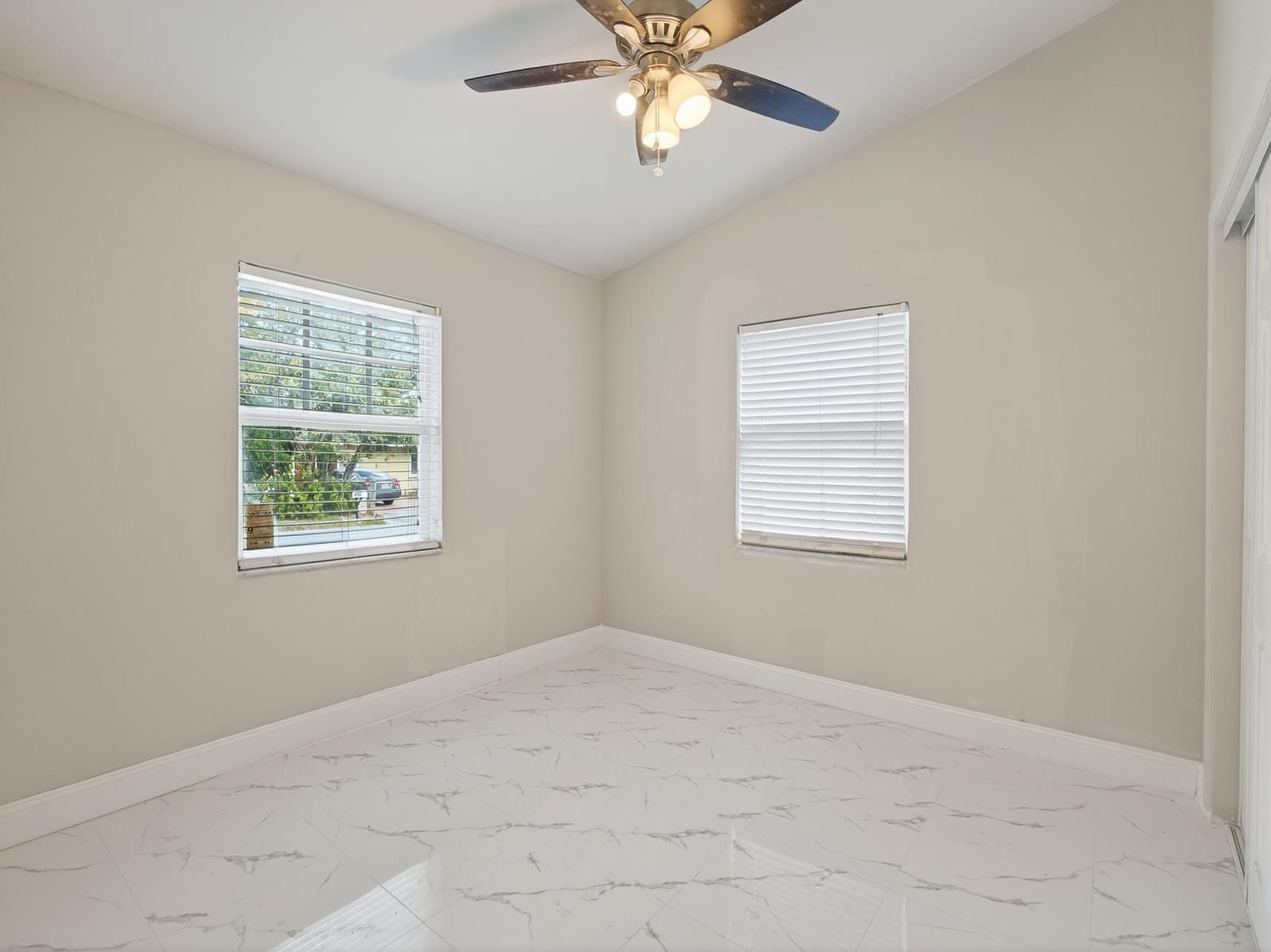 4368 Sussex Avenue — photo 10