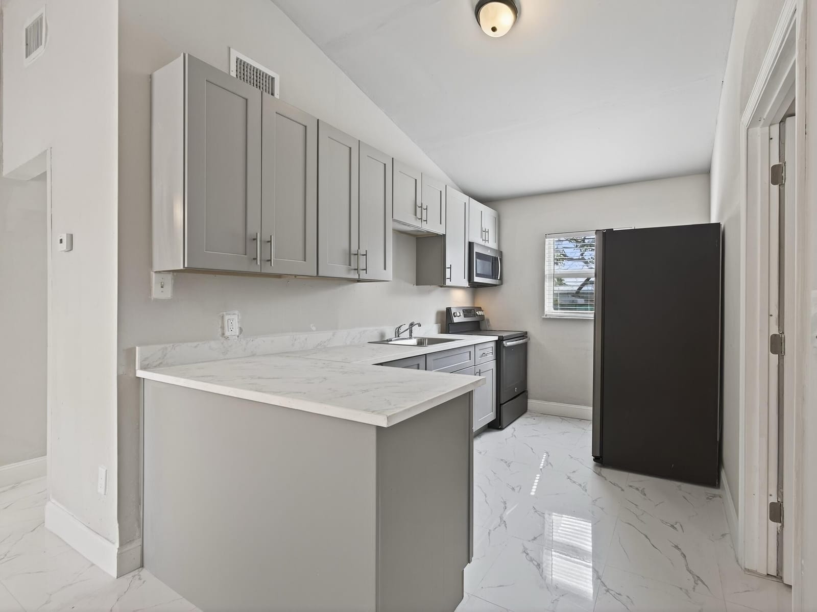 4368 Sussex Avenue — photo 8