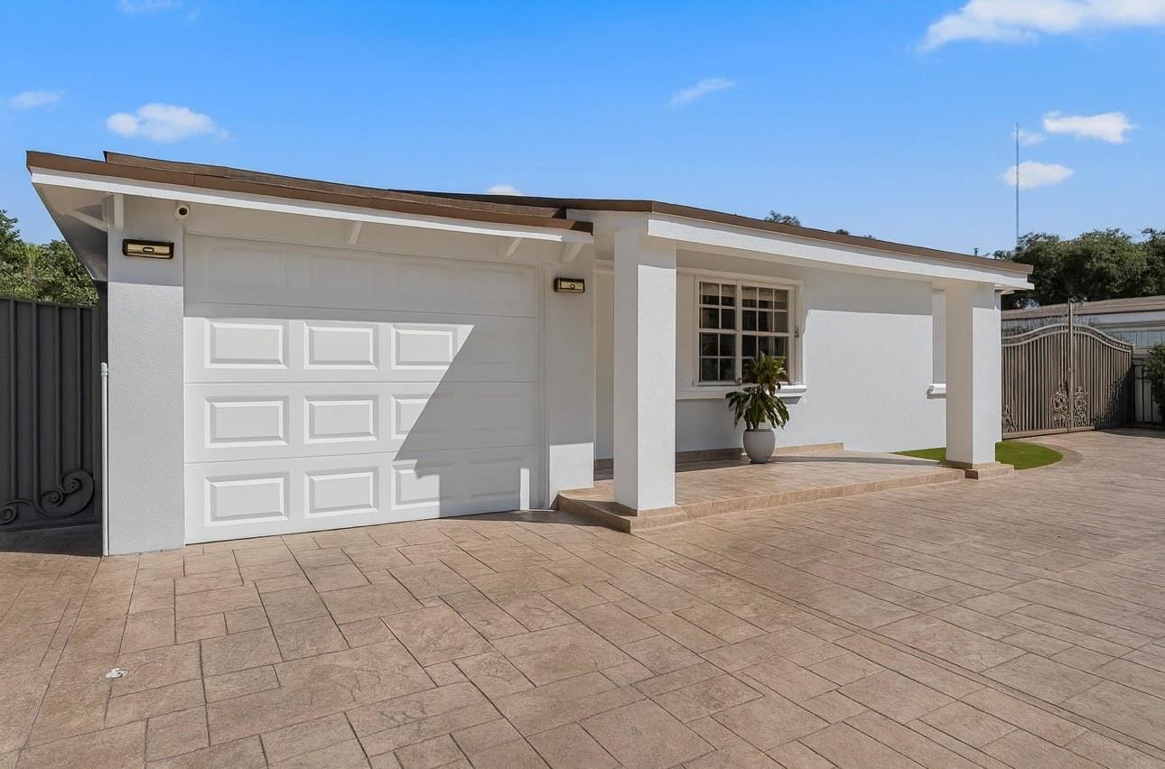 31 Miami Gardens Road, West Park, FL 33023