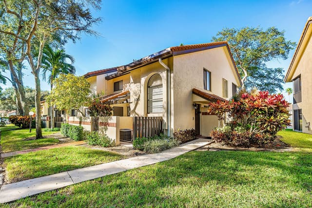 10423 S Circle Lake Drive 102, Boynton Beach, FL 33437