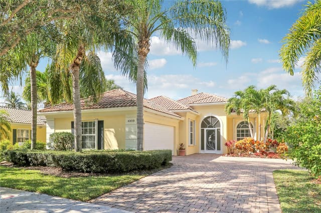 4909 Grassleaf Drive, sold in Magnolia Bay, Palm Beach Gardens, FL