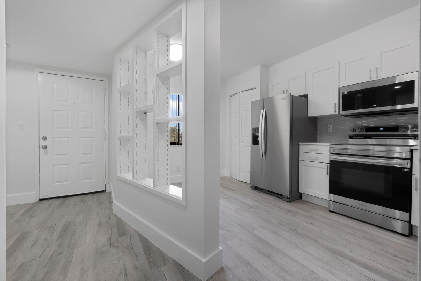 2200 S Cypress Bend Drive 402 — photo 2