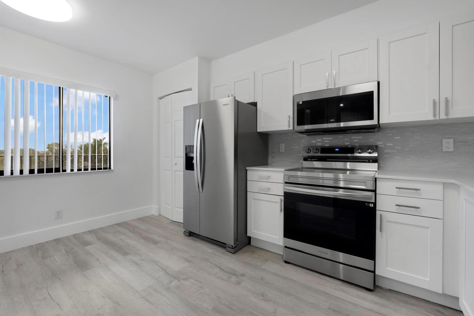 2200 S Cypress Bend Drive 402 — photo 3