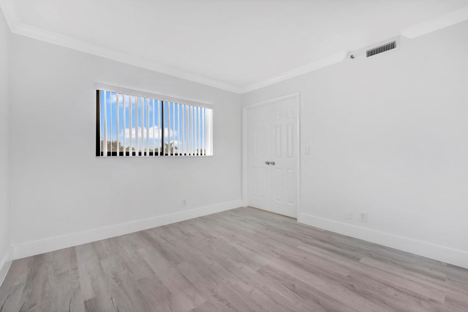 2200 S Cypress Bend Drive 402 — photo 8