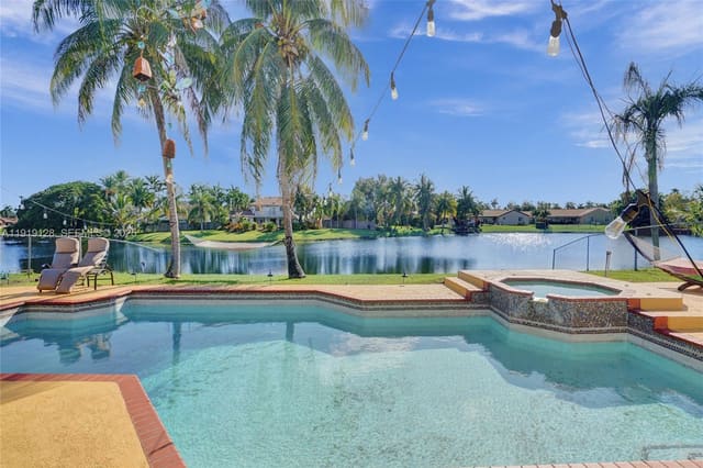 5421 Hawkes Bluff Avenue, Davie, FL 33331