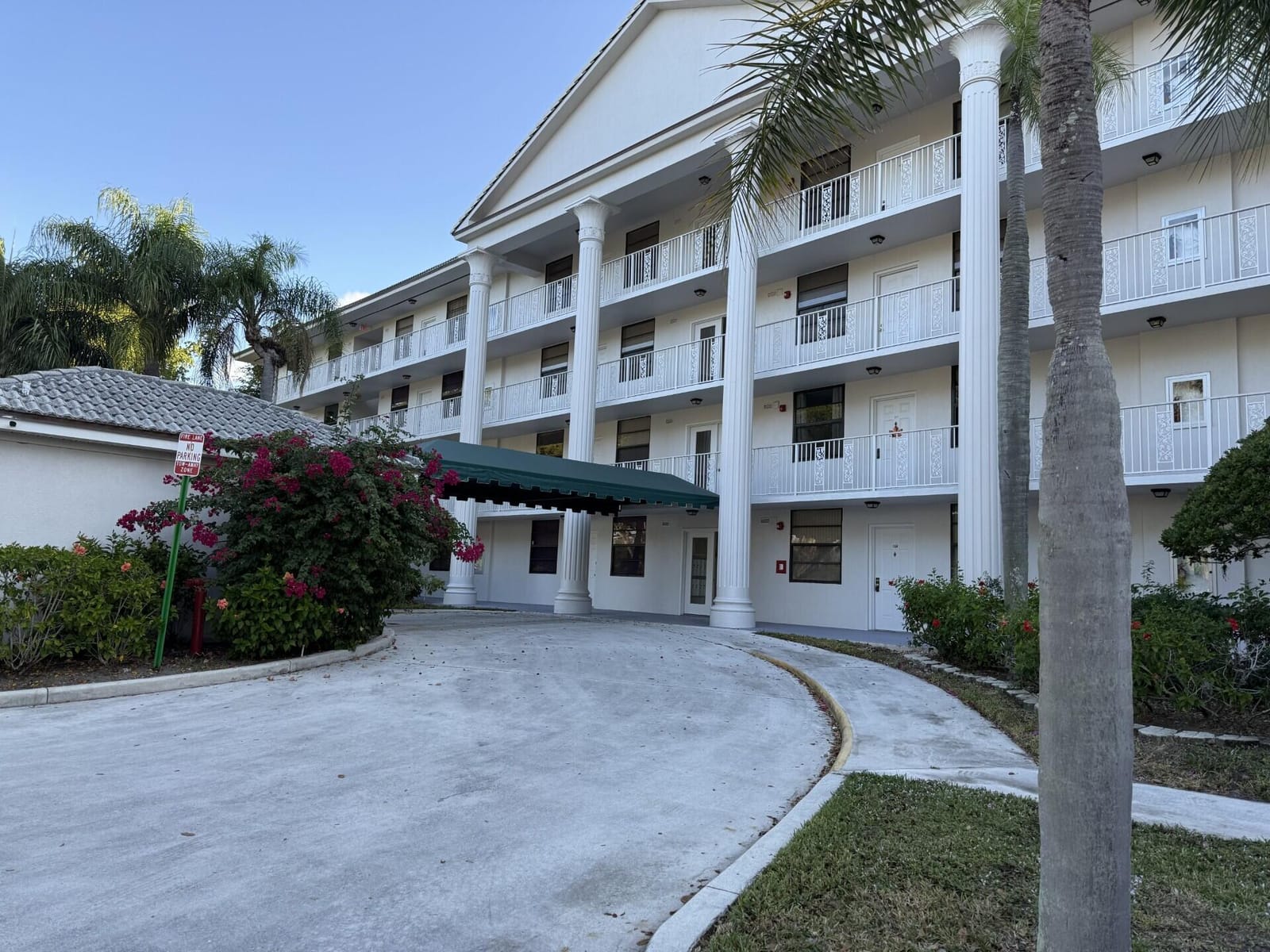 3710 Whitehall Drive 401, West Palm Beach, FL 33401 photo 2