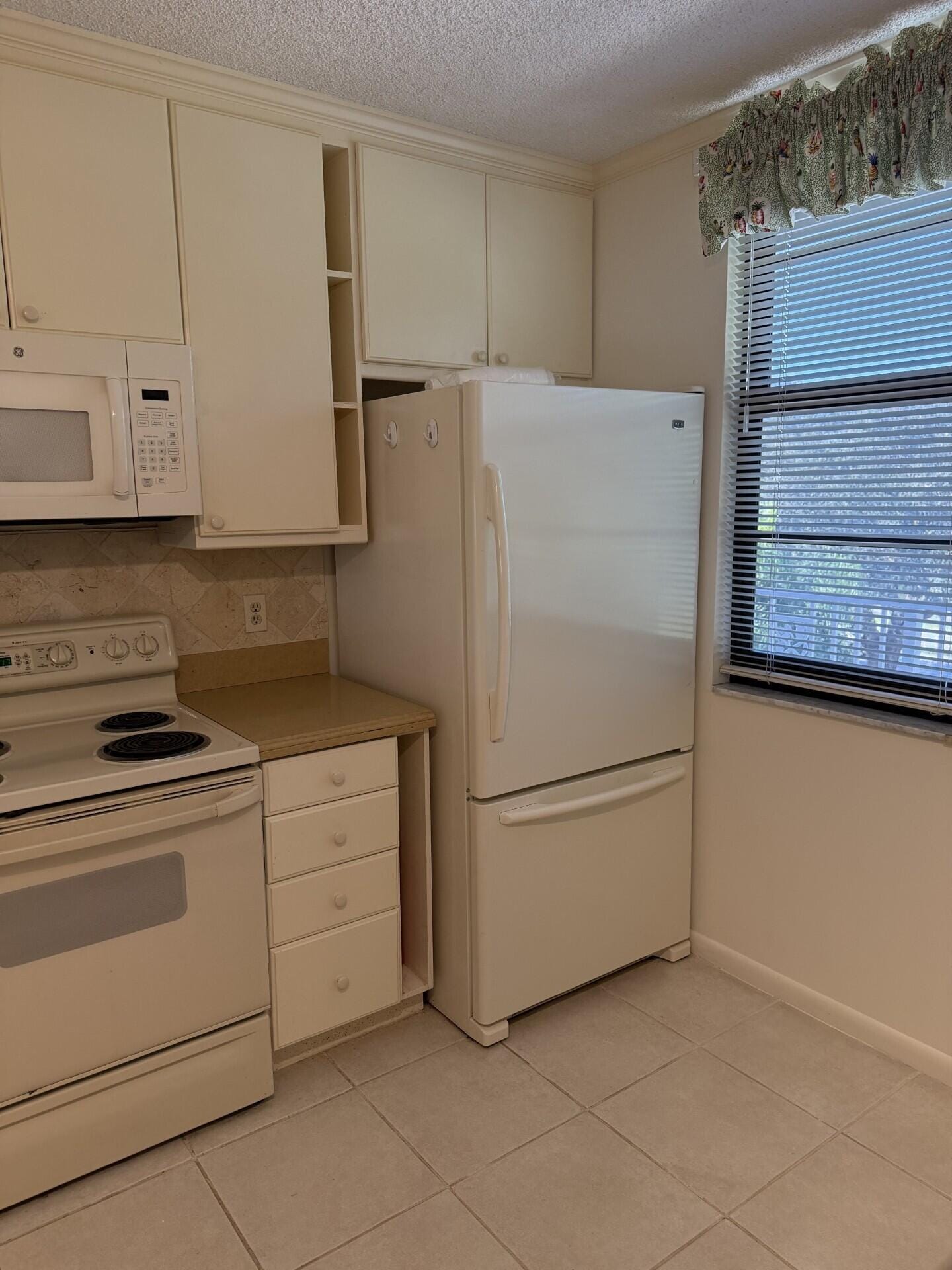 3710 Whitehall Drive 401, West Palm Beach, FL 33401 photo 9