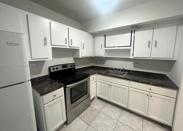 3600 NW 21st Street 101, sold in Sunset Hills I Condominiu, Lauderdale Lakes, FL