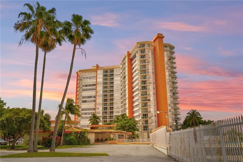 1301 NE Miami Gardens Drive 1721w — photo 3