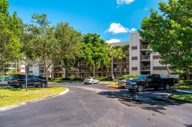 100 NW 76th Avenue 404-2, Plantation, FL 33324