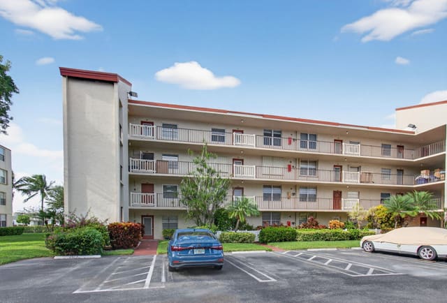 25 Abbey Lane 402, Delray Beach, FL 33446