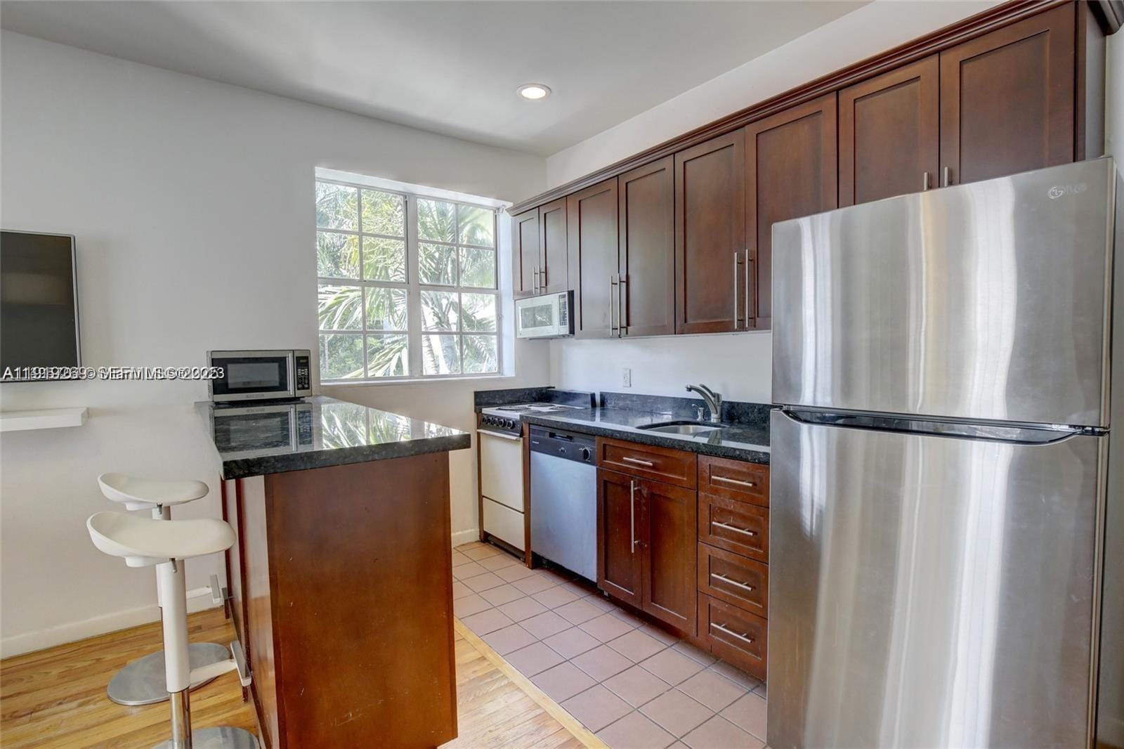 1127 Euclid Avenue 206 — photo 5
