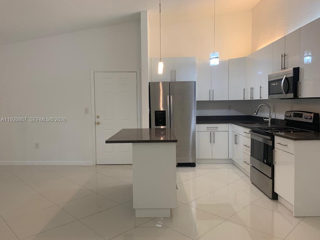 907 NE 199th Street 204 — photo 3