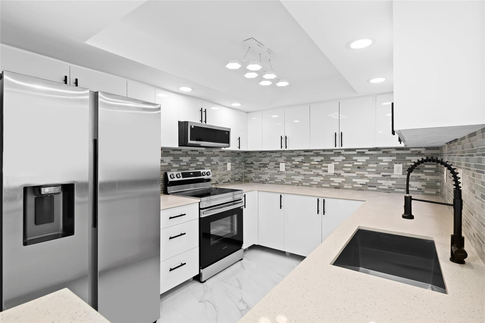 800 Parkview Drive 718, Hallandale Beach, FL 33009 photo 4