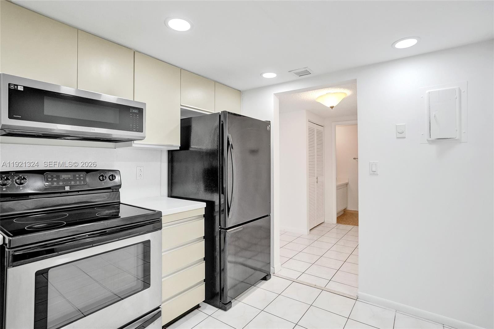 2500 Parkview Drive 1811 — photo 4