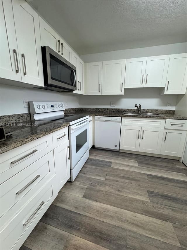 307 Lakeview Drive 202, Weston, FL 33326