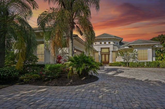 8399 SE Island Way, Jupiter, FL 33458
