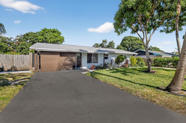 161 SE 27th Place, sold in Seacrest Estates, Boynton Beach, FL