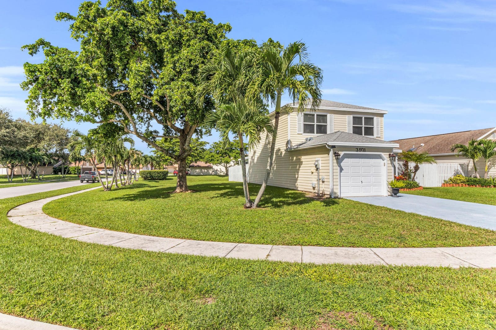 3911 Circle Lake Dr Drive — photo 2