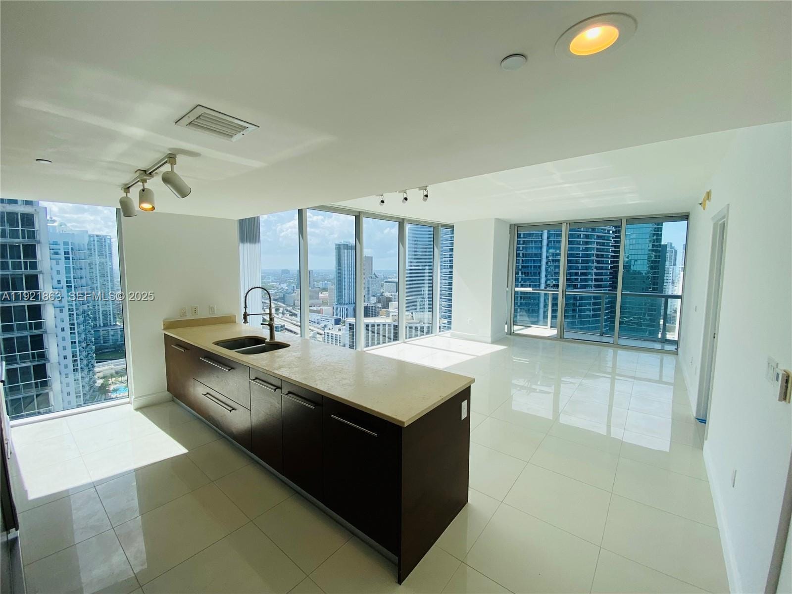475 Brickell Avenue 3715, Miami, FL 33131 photo 3