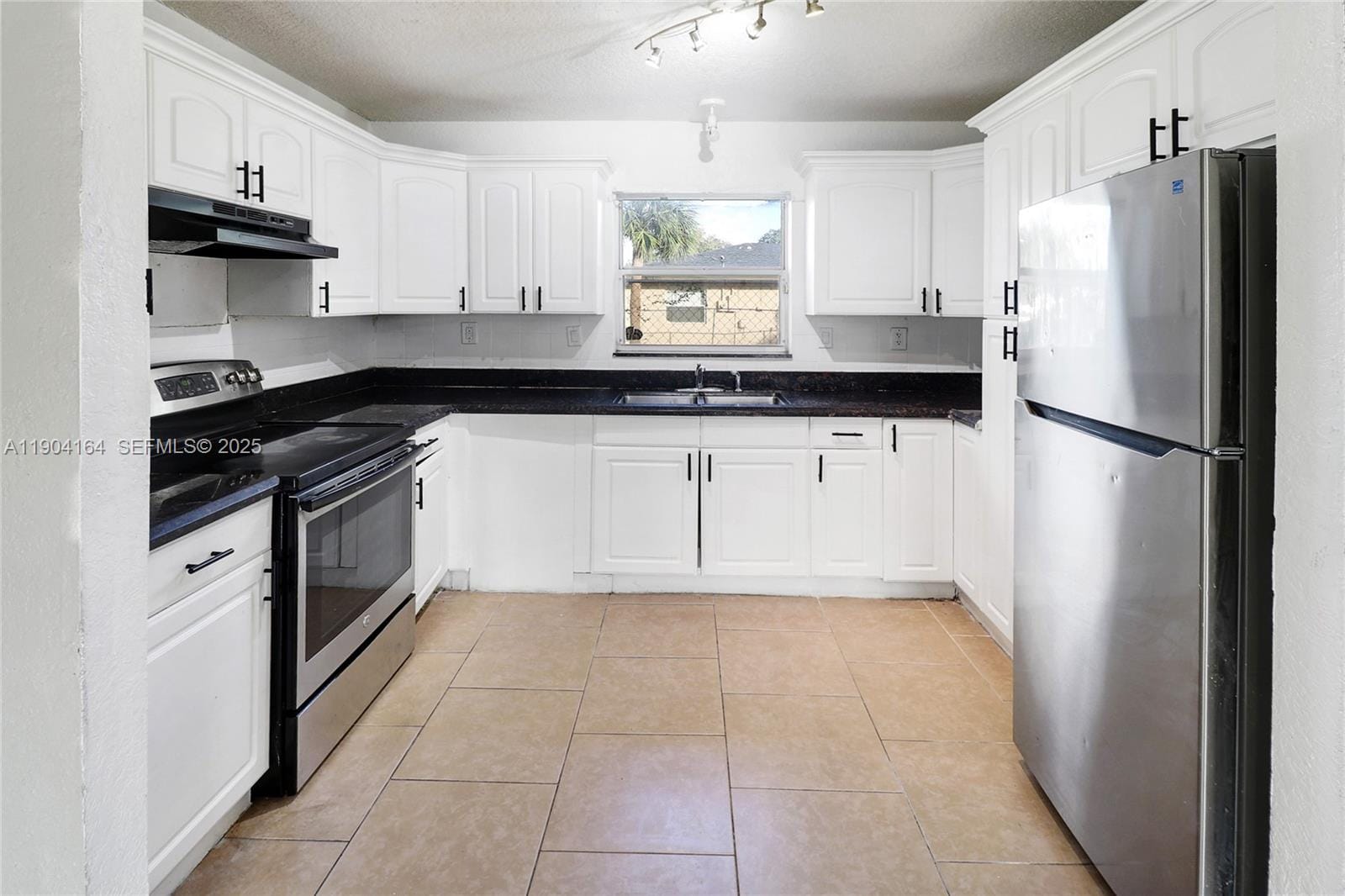 1722 NW 8th Court — photo 3