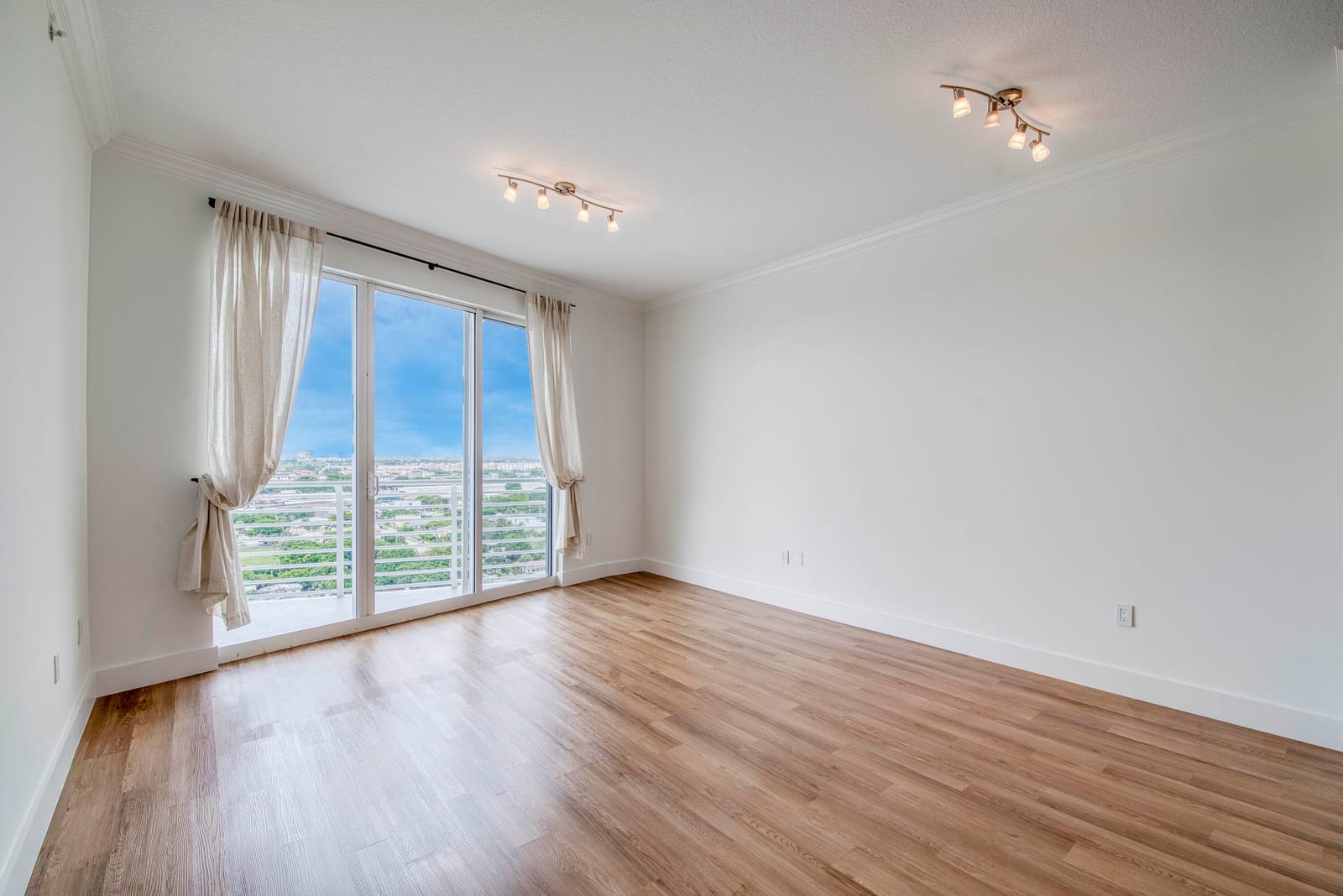 1551 N Flagler Drive Ph8 — photo 11