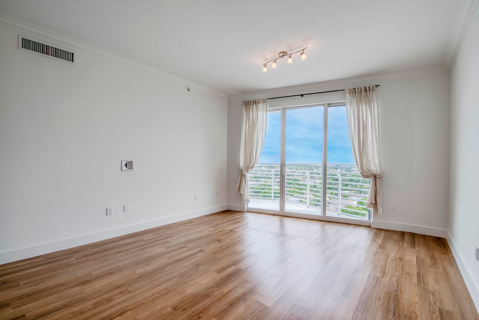 1551 N Flagler Drive Ph8 — photo 10