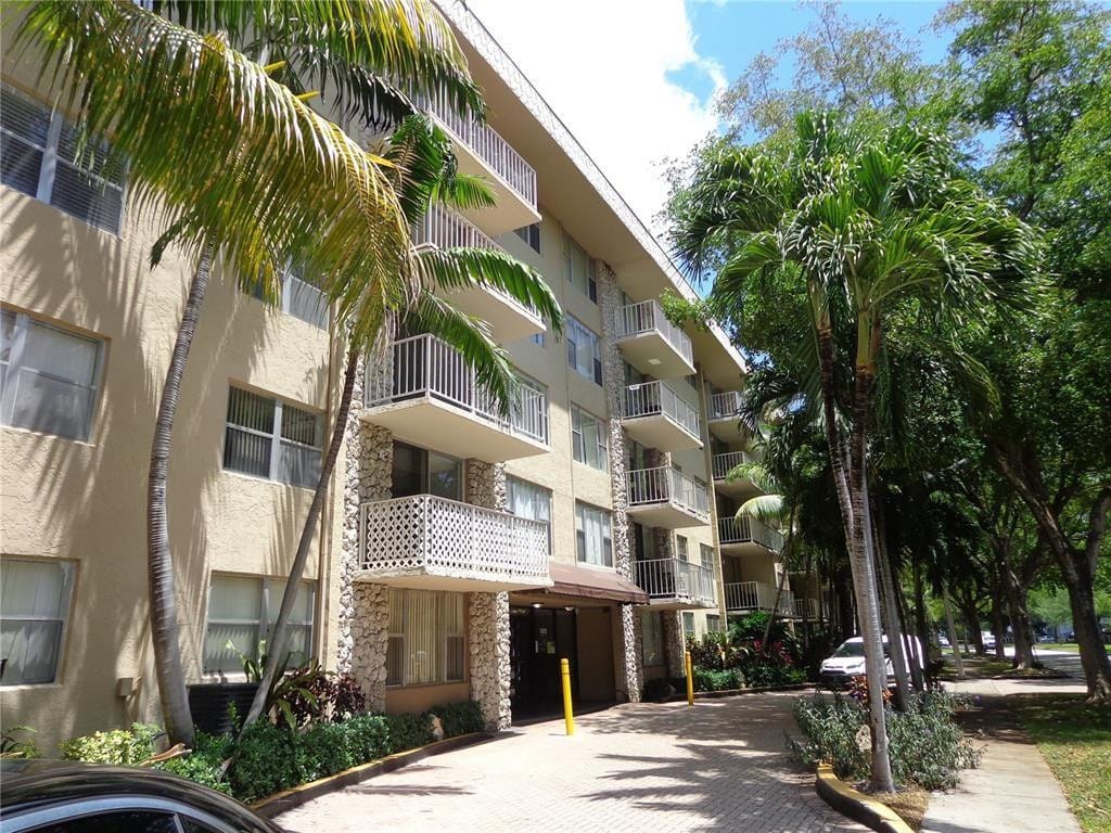 1805 Sans Souci Boulevard 403, North Miami, FL 33181 photo 3