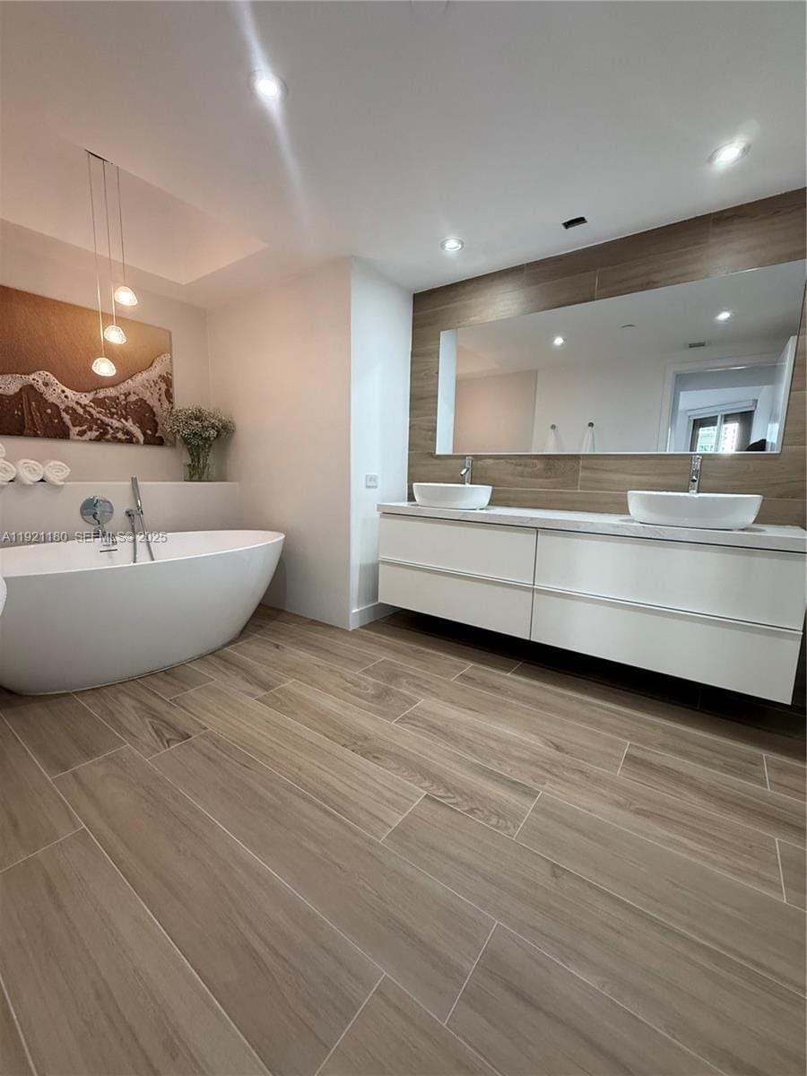20191 E Country Club Drive 504 — photo 10