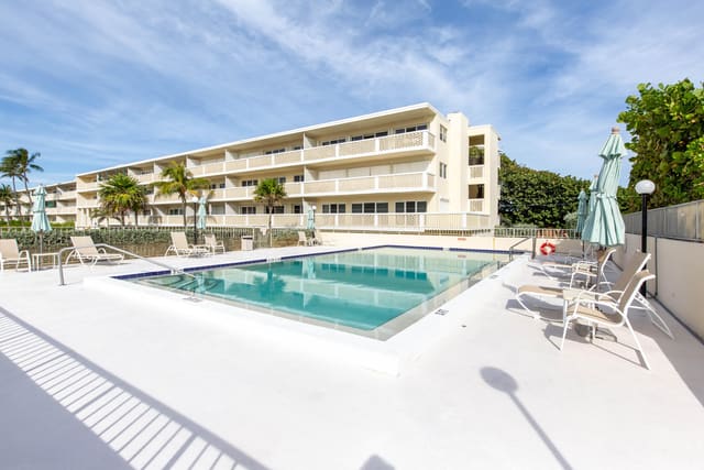 2565 S Ocean Boulevard 1100, sold in Palm Beach Whitehouse, Palm Beach, FL