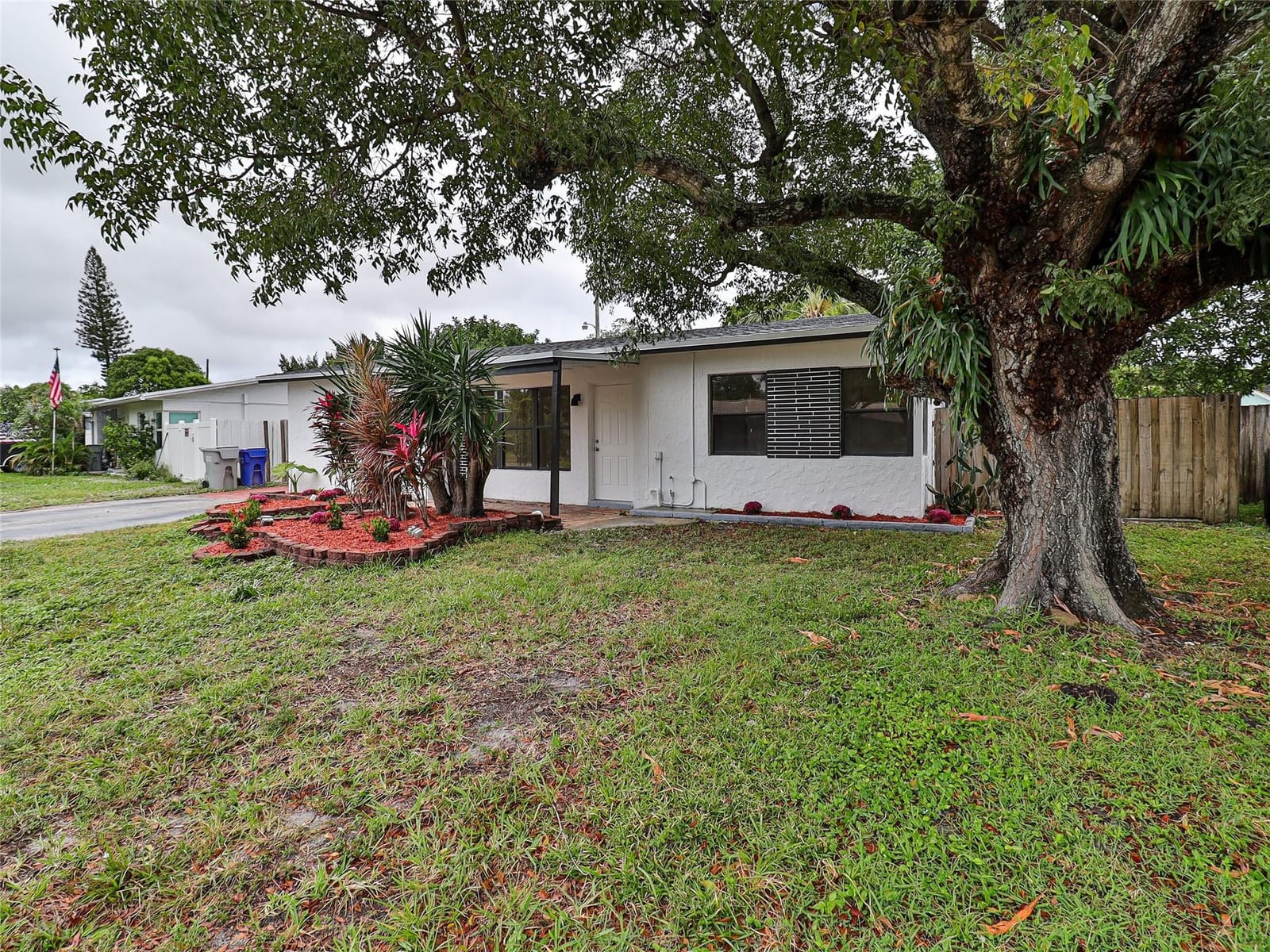 2820 NE 9th Terrace — photo 3