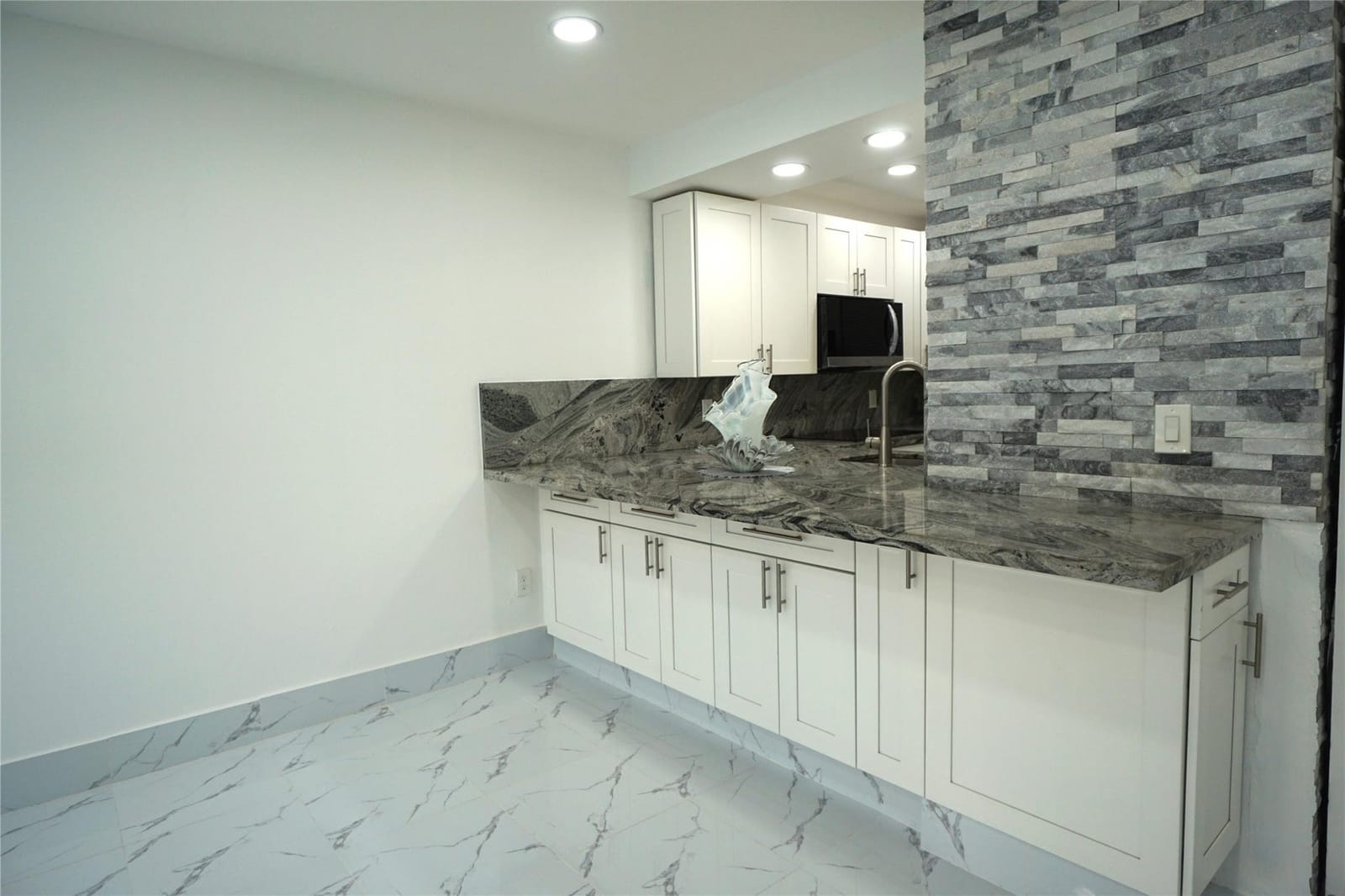 1035 W 77th Street 208 — photo 9