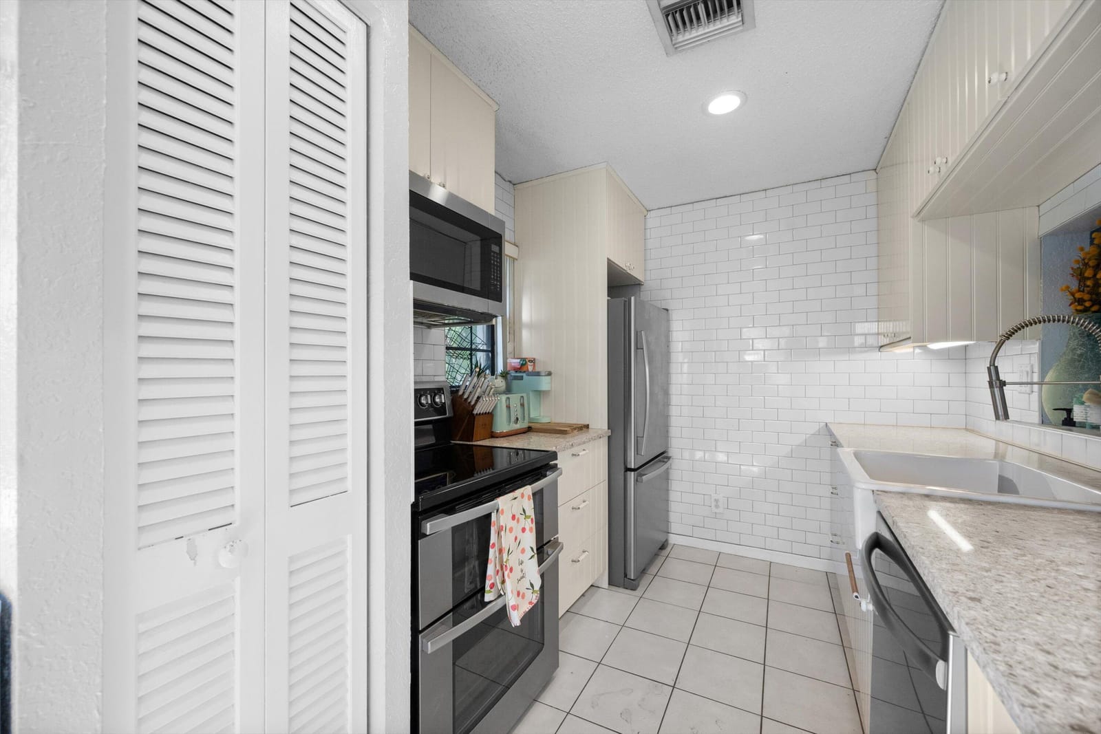 197 SE 1st Circle 15b, Boynton Beach, FL 33435 photo 13