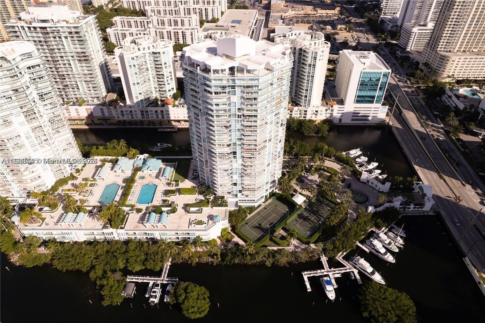 16400 Collins Avenue 942 — photo 2