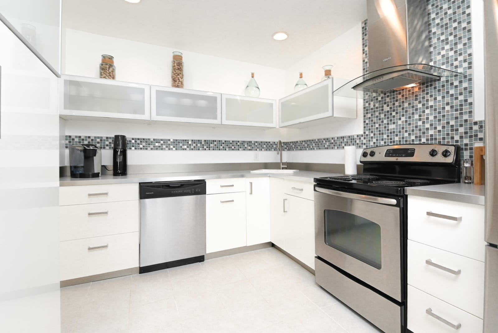 9259 Vista Del Lago 18-J — photo 7