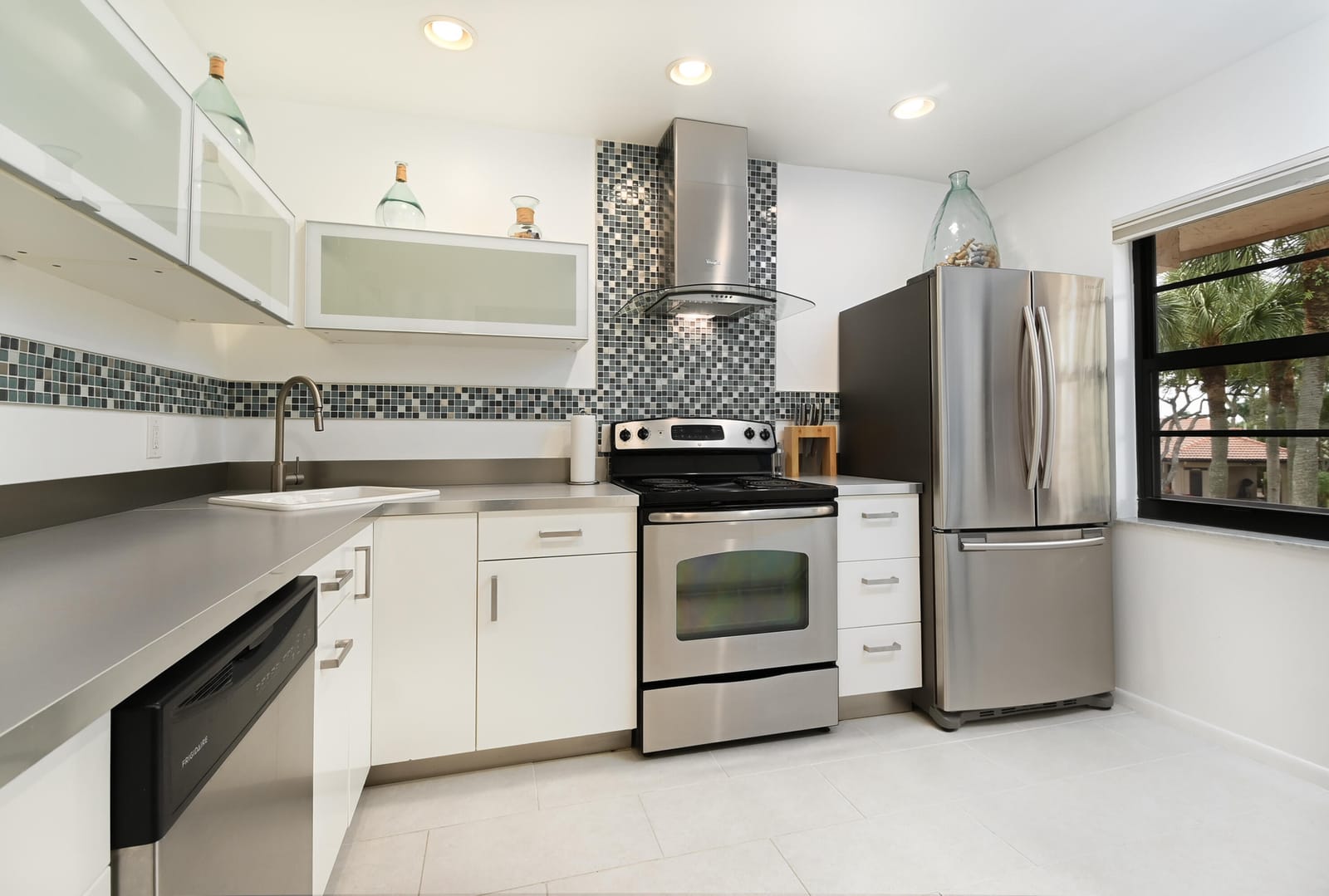 9259 Vista Del Lago 18-J — photo 8