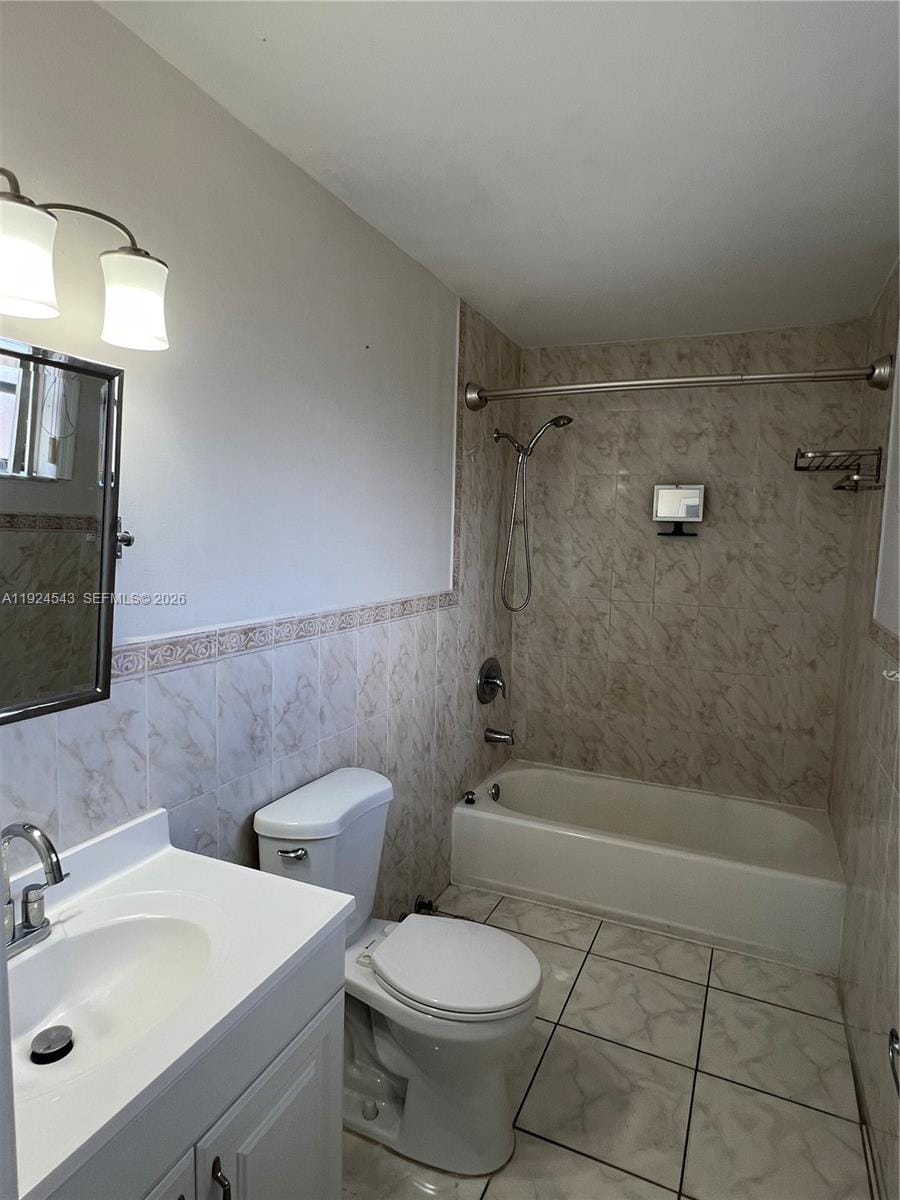 1471 W 43rd Place 302, Hialeah, FL 33012 photo 9