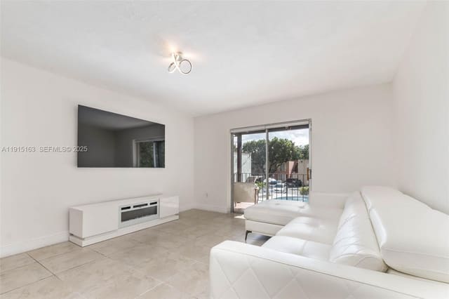 10748 N Kendall Drive N22, Miami, FL 33176