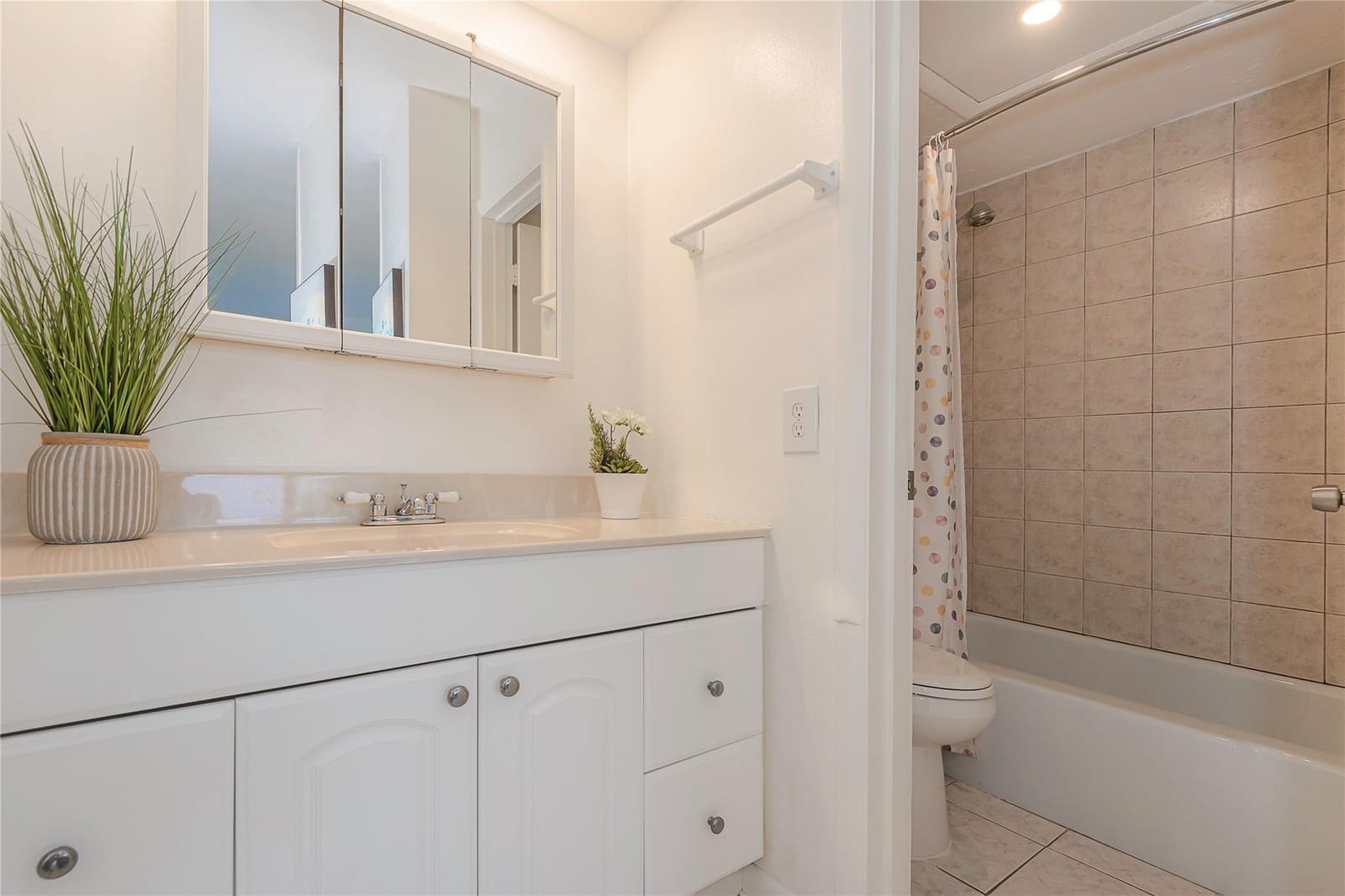 470 Paradise Isle Boulevard 204, Hallandale Beach, FL 33009 photo 16