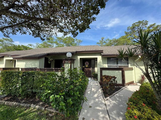 320 Elmira Court, sold in Strathmore Gate West Unit 1, Royal Palm Beach, FL