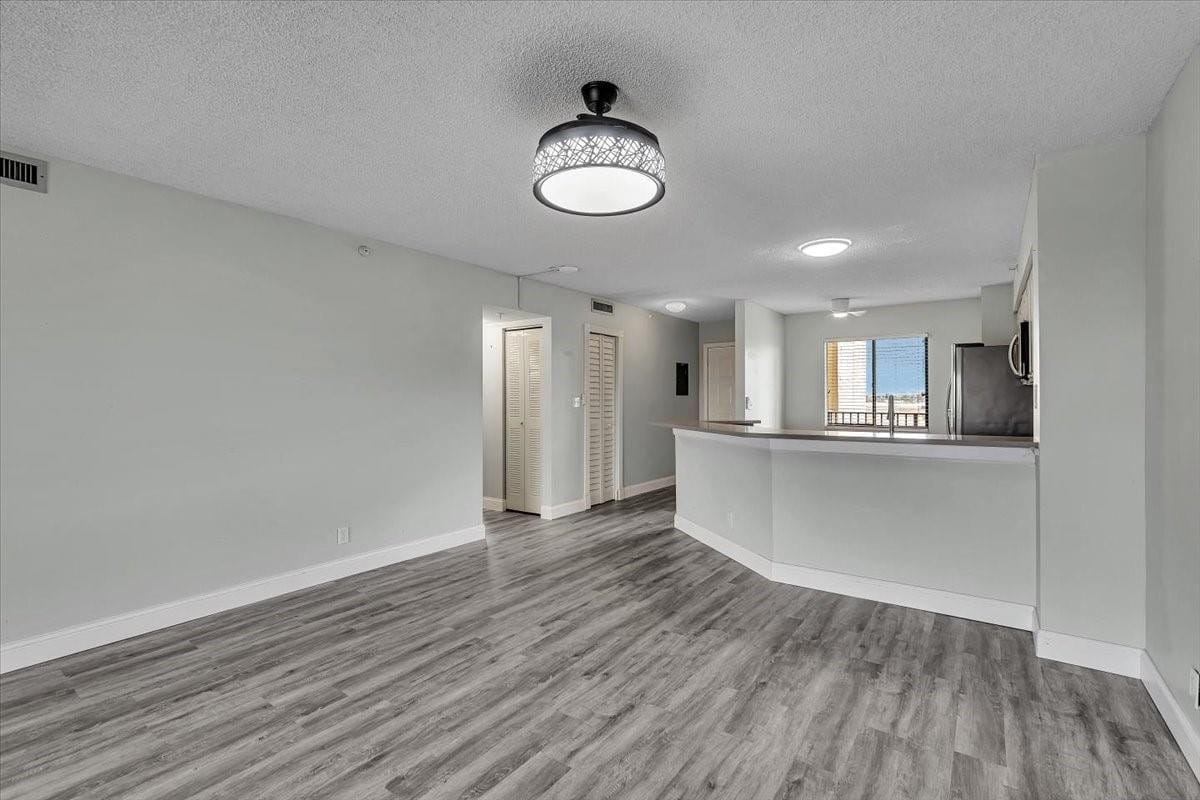 2112 S Cypress Bend Drive 508 — photo 8