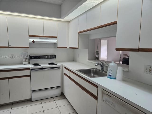 1000 SW 128th Terrace 410V, Pembroke Pines, FL 33027