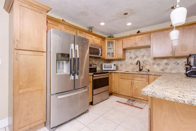 1610 SW 68th Terrace, sold in Broadview Country Club Es, North Lauderdale, FL