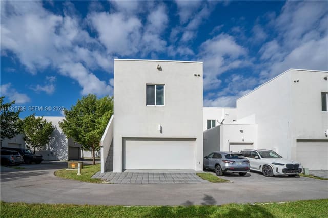 6611 NW 102nd Path, sold in Landmark At Doral Central, Doral, FL